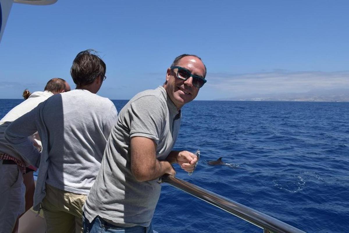 ein Mann, der auf einem Boot im Wasser steht