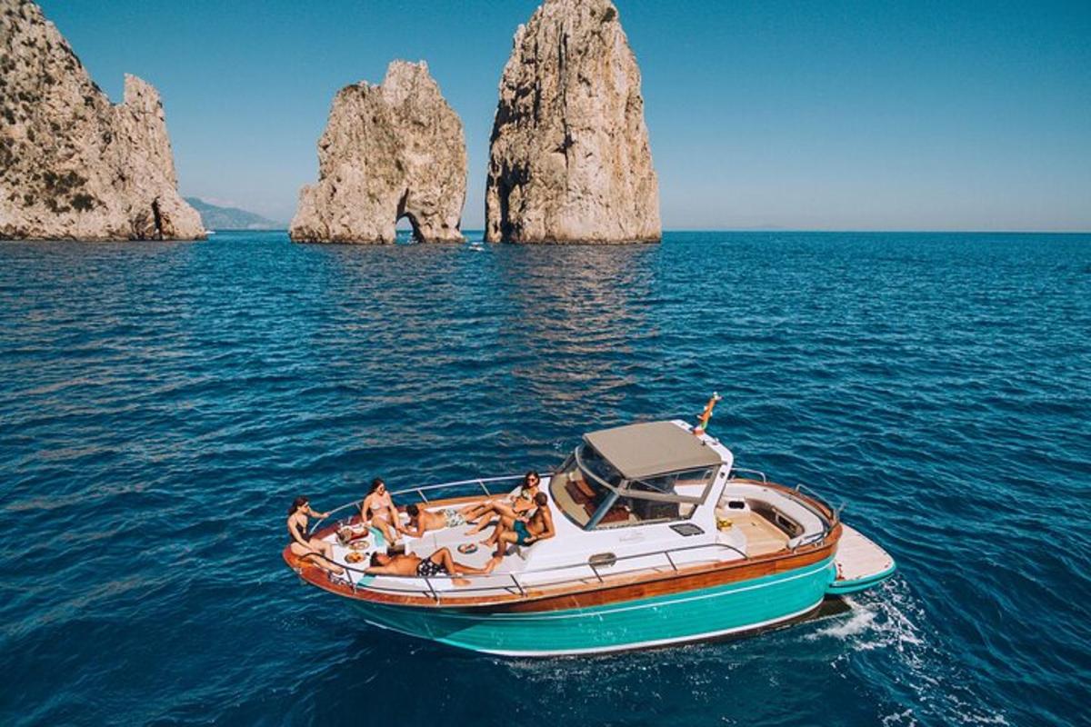 un gruppo di persone su una barca in acqua con grandi rocce