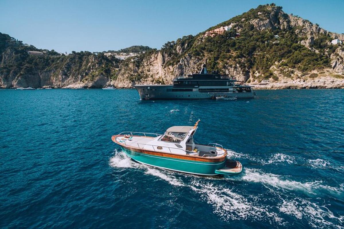 una barca in acqua con una nave da crociera