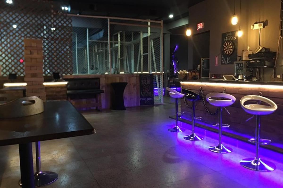 bar s fialovými světly v místnosti