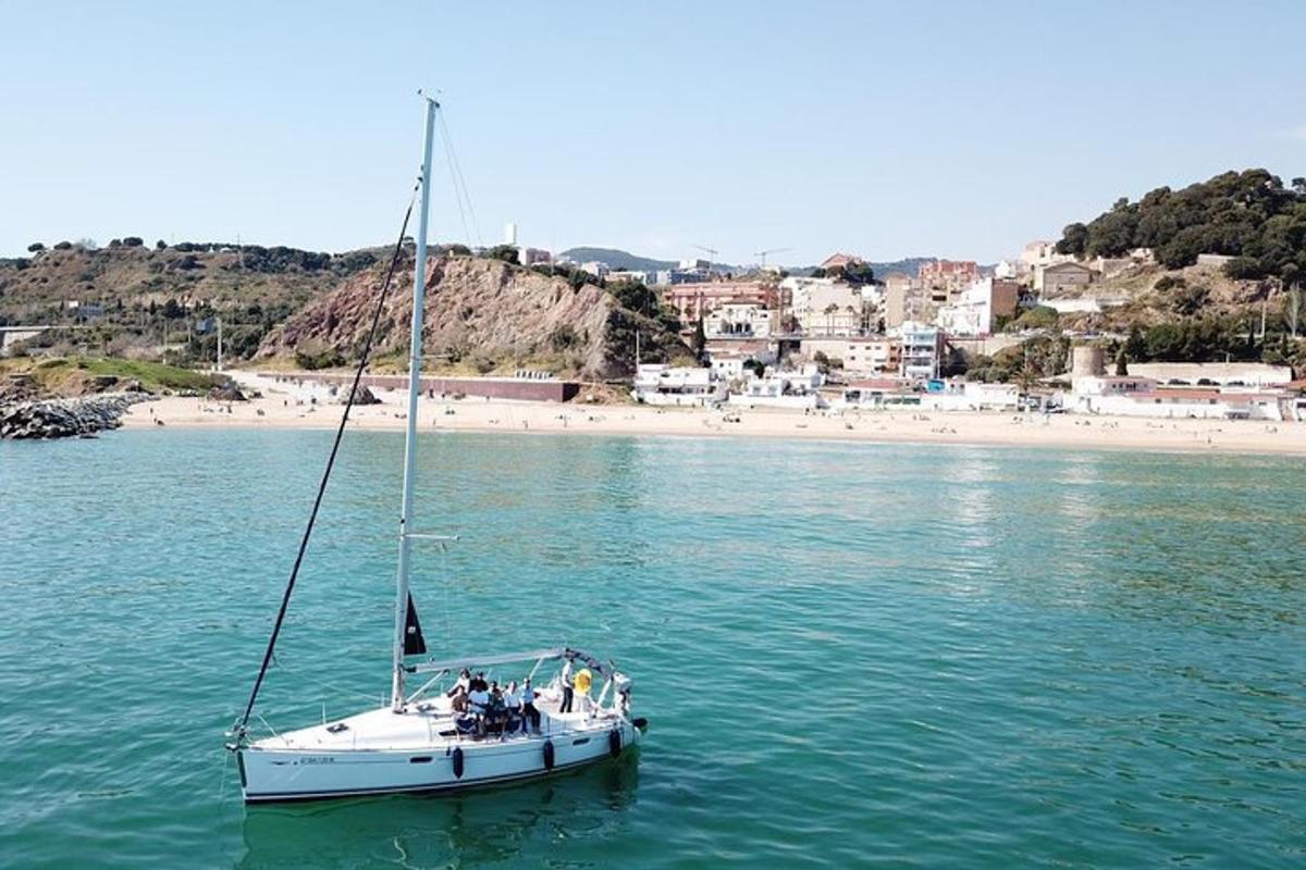 een zeilboot in het water met een strand