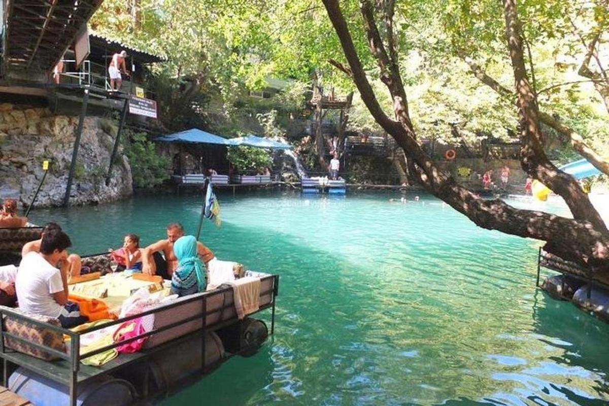 sekelompok orang yang menaiki perahu di air