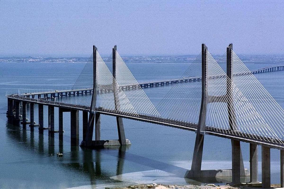 μια γέφυρα στη μέση του νερού