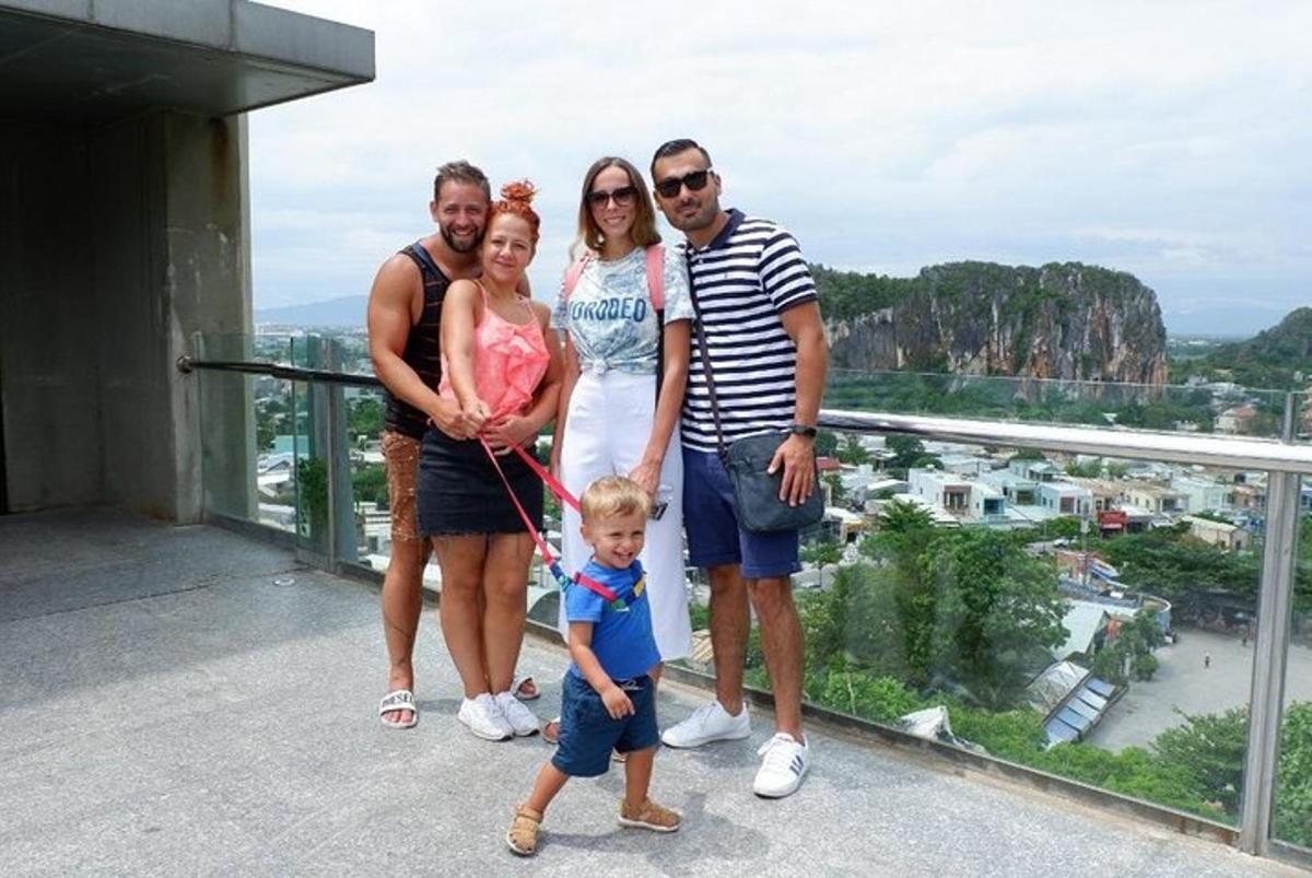 una famiglia in posa per una foto in cima a una torre