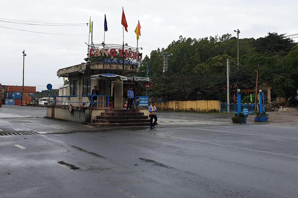 budova s vlajkami na střeše na ulici