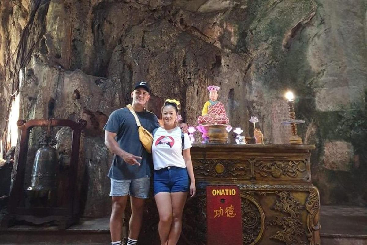 un uomo e una donna in piedi davanti a una statua