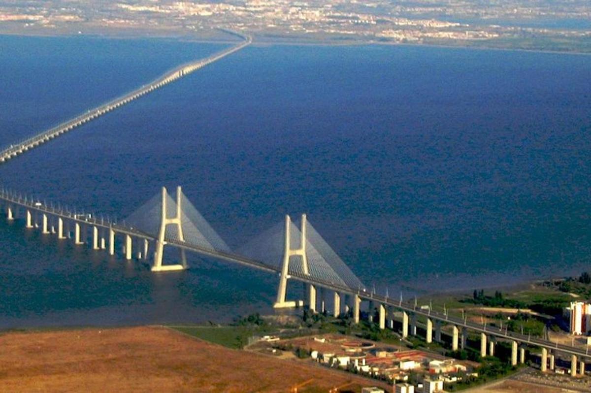 μια εναέρια άποψη μιας γέφυρας πάνω από το νερό