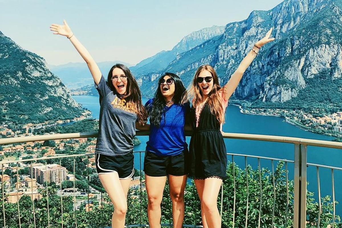 Tres mujeres de pie en la cima de una montaña