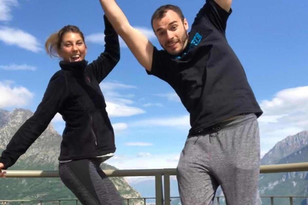 egy férfi és egy nő a levegőbe emeli a kezét