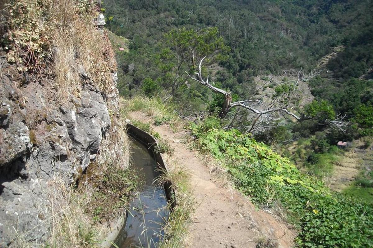 jalan tanah di tepi gunung