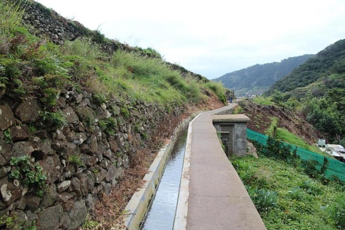 丘の上の石垣の隣の道