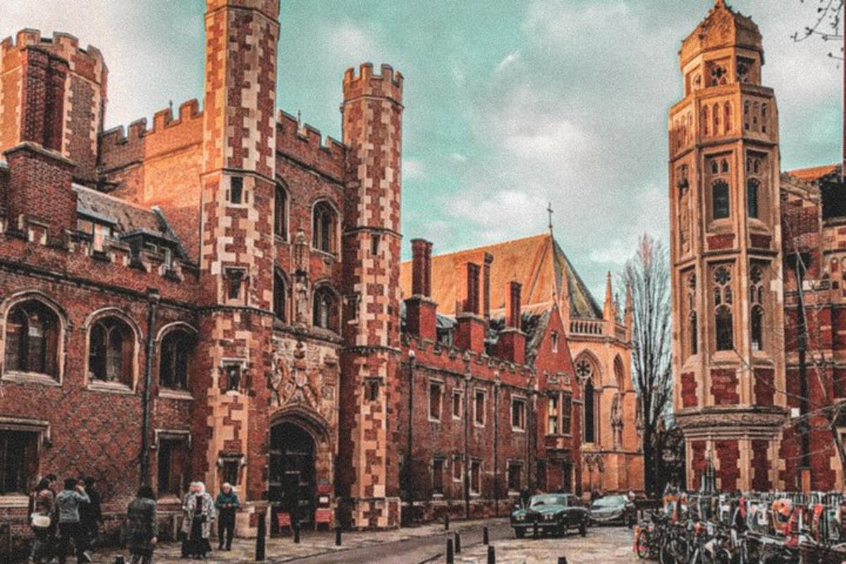 un grande edificio in mattoni con una torre dell'orologio su una strada