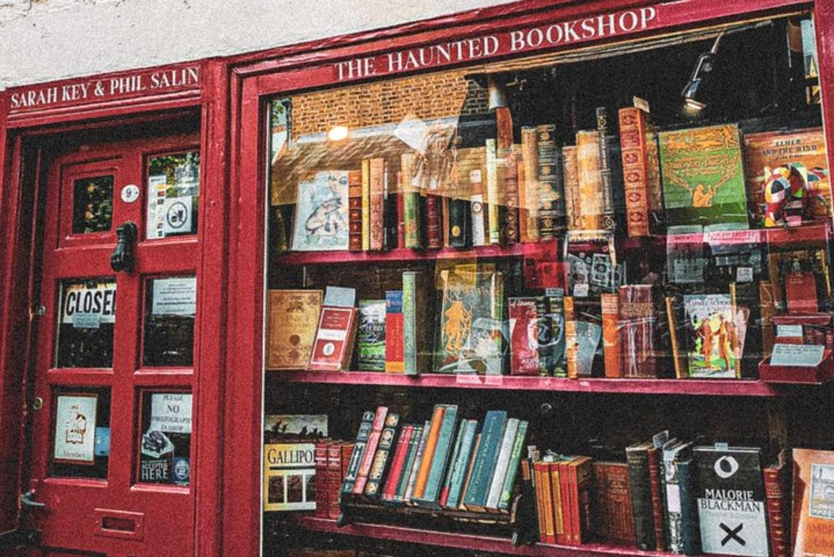 Una librería con un montón de libros en exhibición
