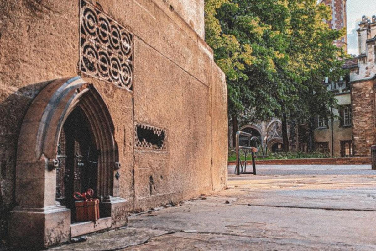Un edificio de ladrillo con una puerta al costado de una calle.