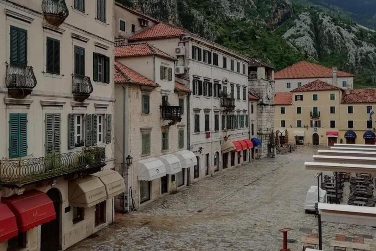 prázdná ulice ve městě s budovami