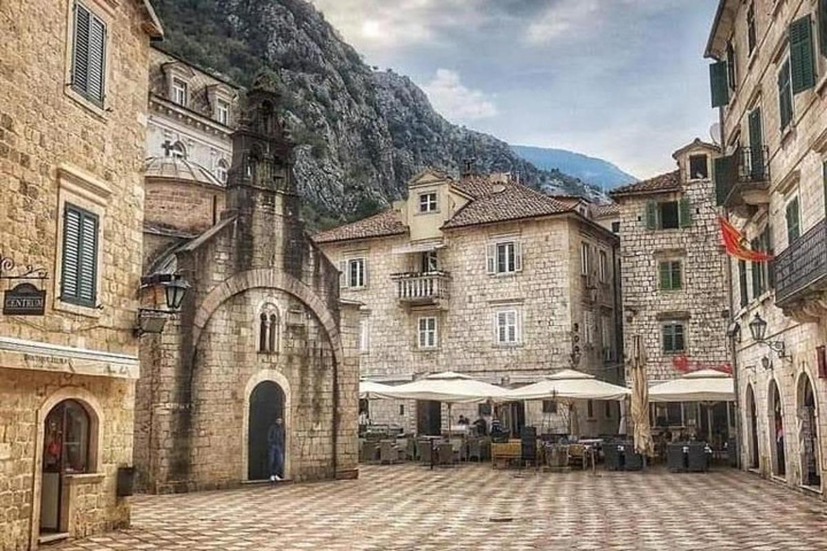 un grup d'edificis amb taules i para-sols
