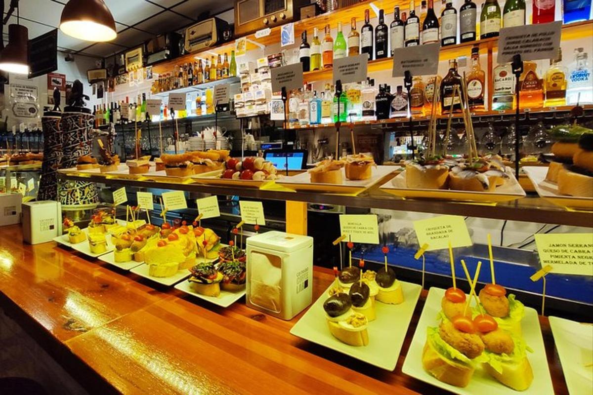Una vitrina con muchos tipos diferentes de postres.