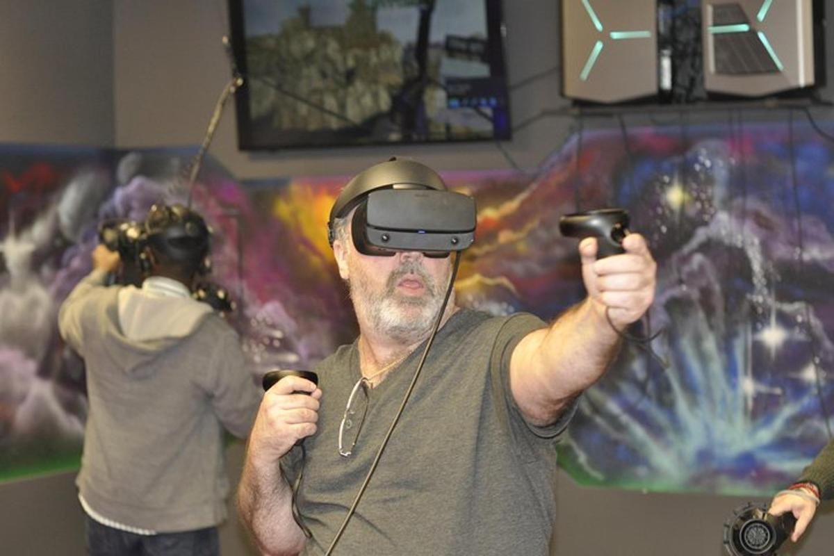 muž v helmě pro virtuální realitu s kamerou