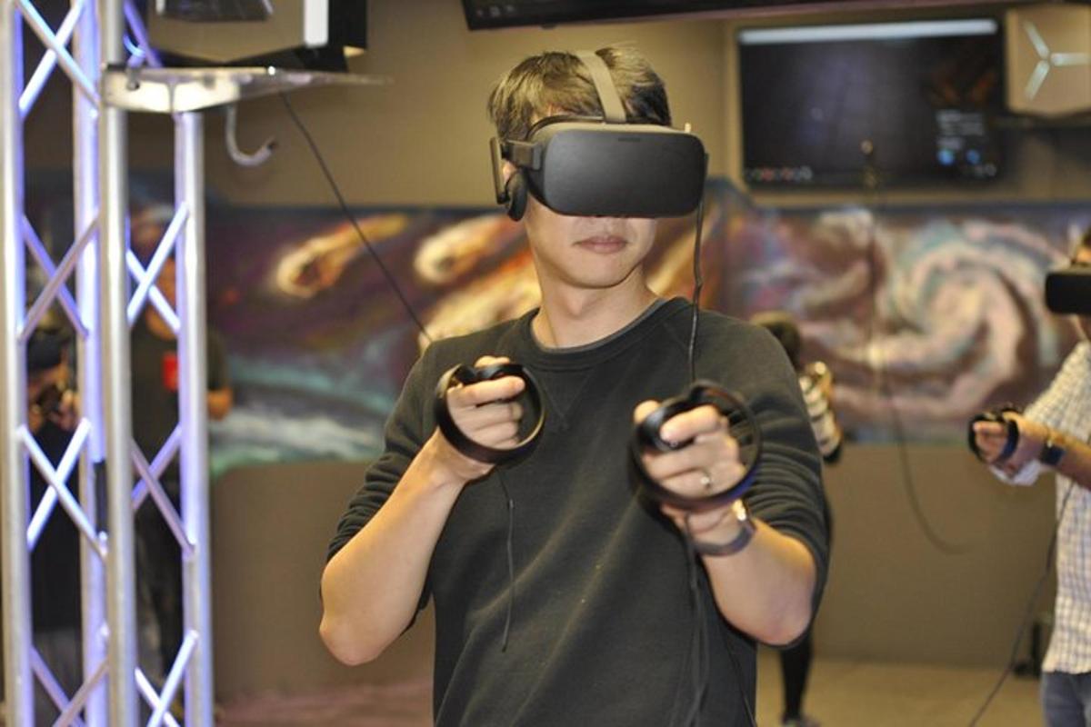 egy fiatalember virtuális valóság headsetet visel