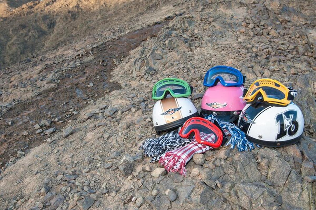 un gruppo di caschi seduti sulla cima di una montagna
