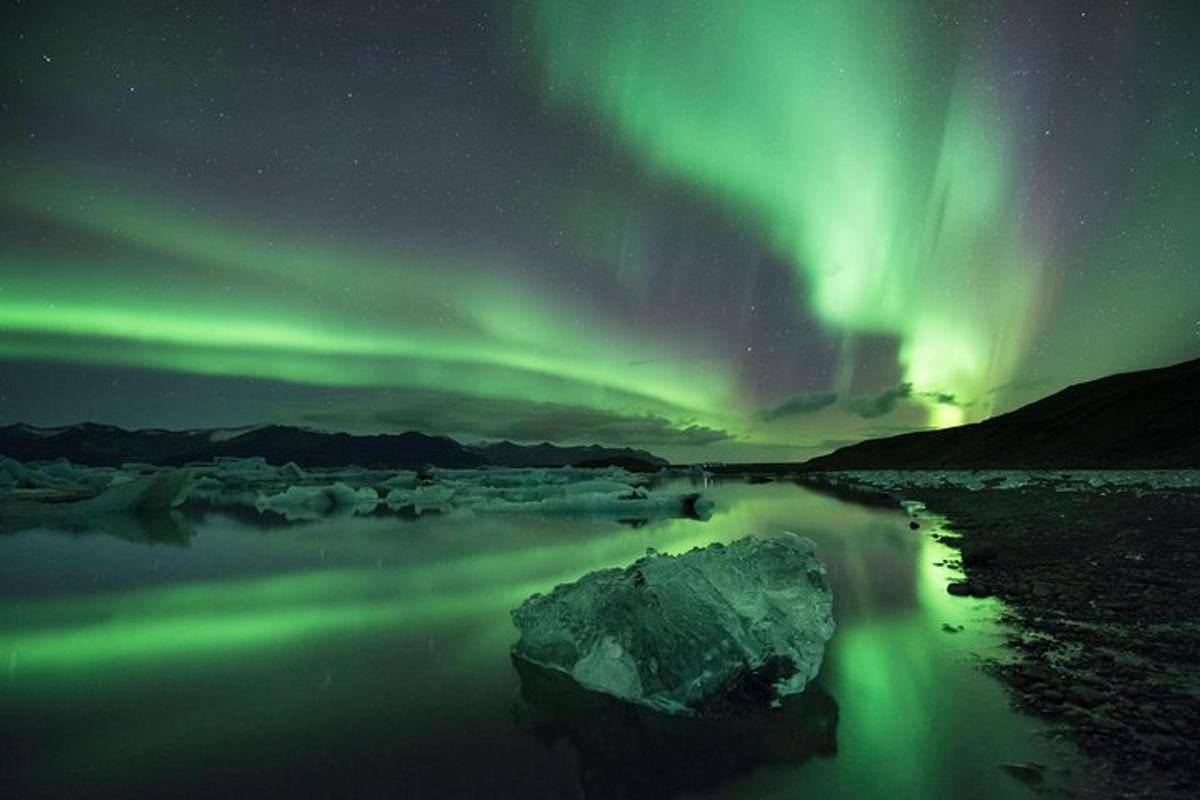 aurora nad vodno površino ponoči