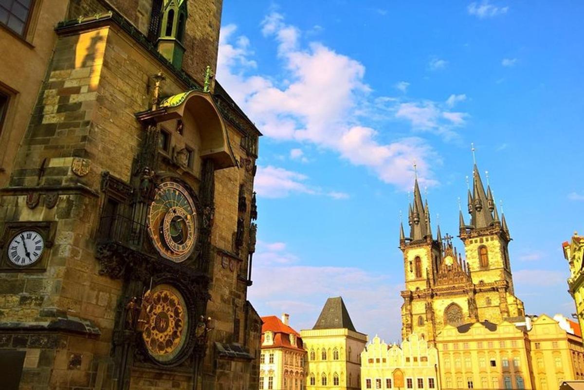 un edificio con una torre dell'orologio di fronte ad alcuni edifici