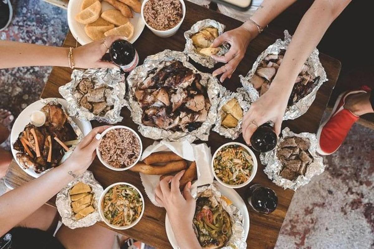 Un grupo de personas sentadas alrededor de una mesa con comida.