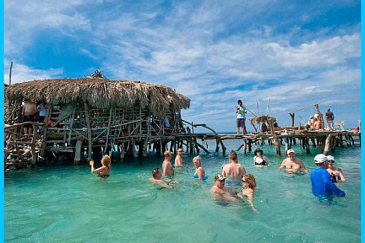 un grup de persones a l'aigua de l'oceà