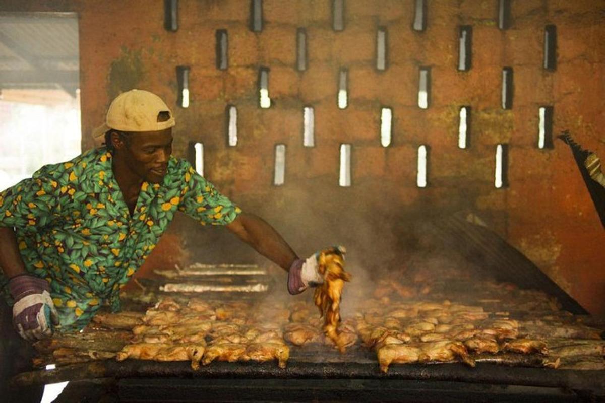 Un hombre está preparando comida en una parrilla.