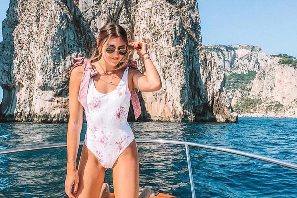 valges kleidis naine paadis vees