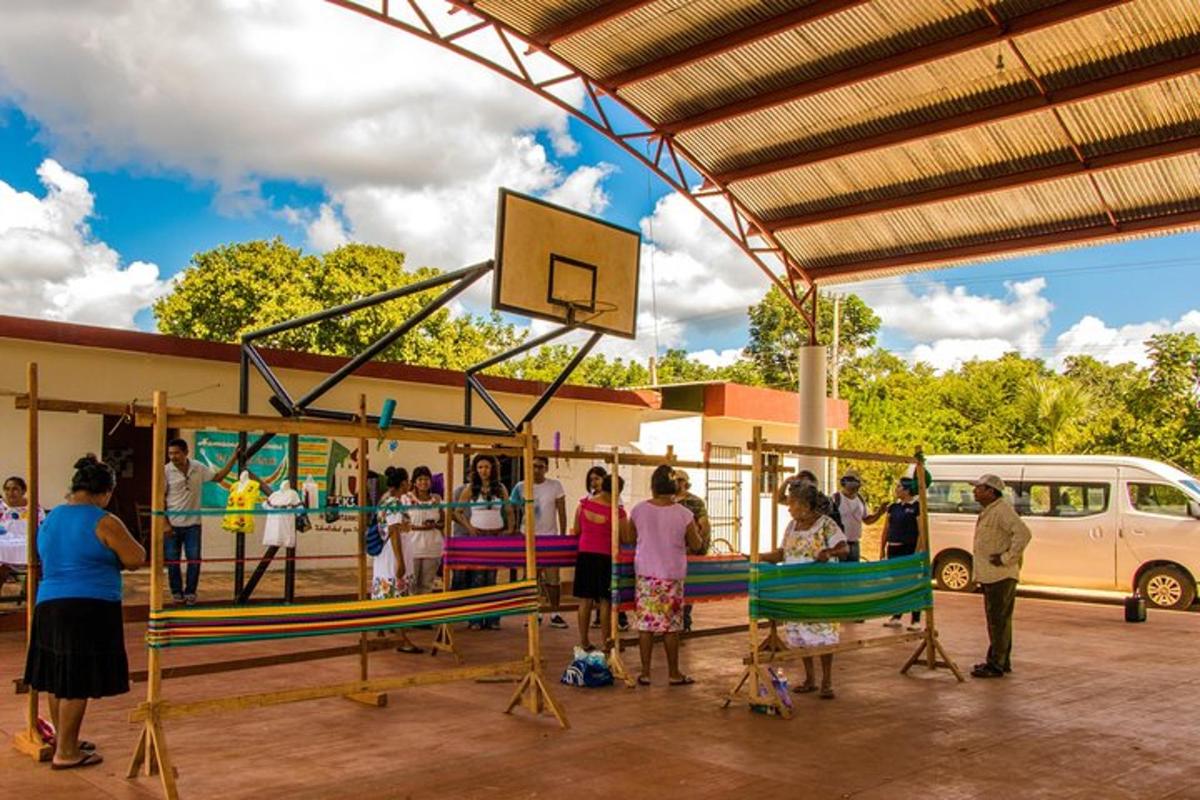 un gruppo di persone in piedi attorno a un canestro da basket