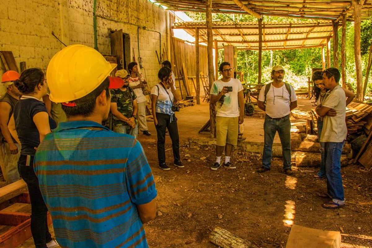 un gruppo di persone in piedi in un edificio