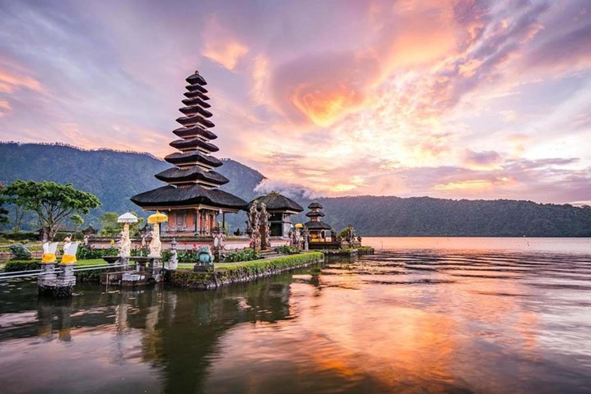 un gruppo di pagode su uno specchio d'acqua