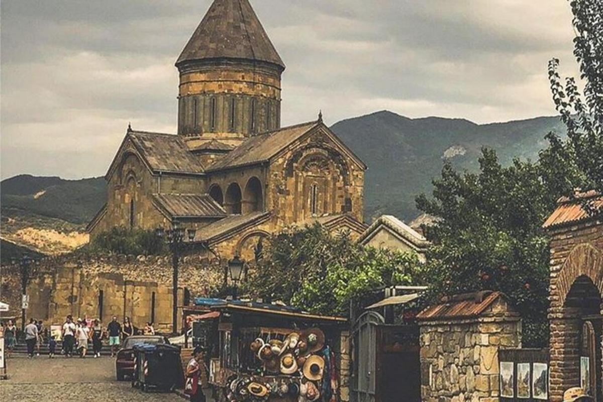 una vecchia chiesa con una torre dell'orologio di fronte