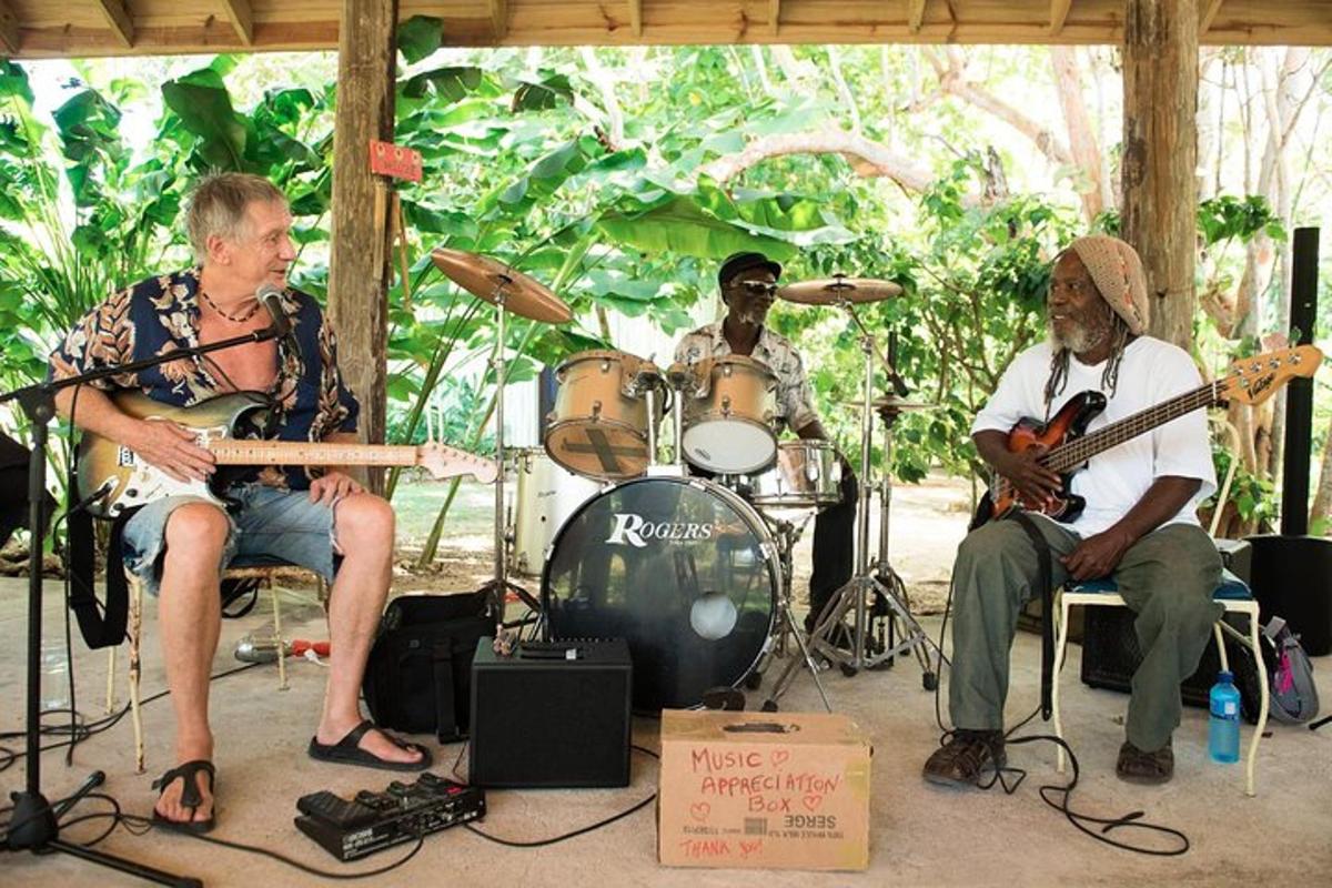 Un grupo de tres hombres tocando música y tambores.