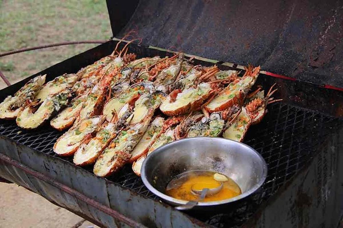 Una parrilla con un montón de diferentes tipos de comida.