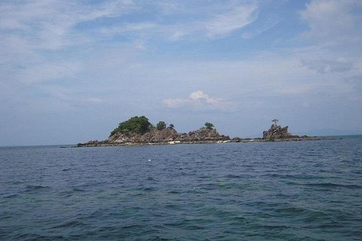eine Insel inmitten eines großen Gewässers
