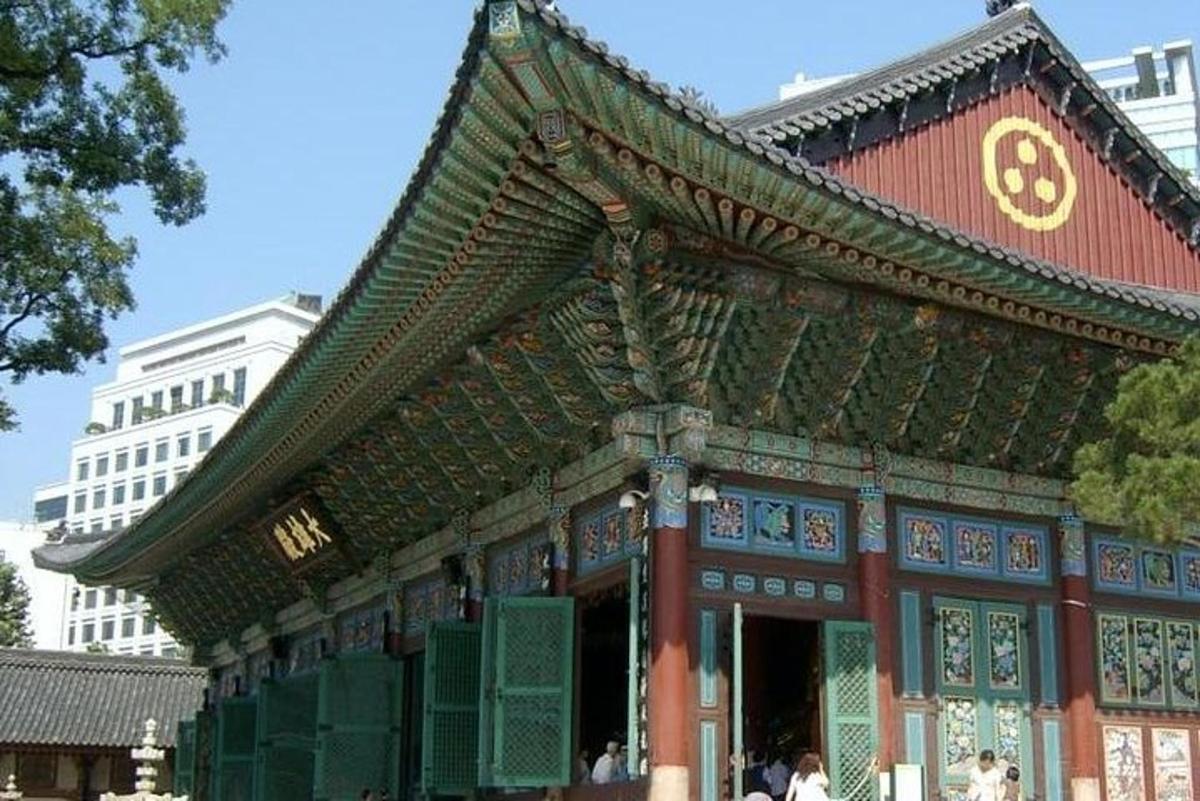 un edificio con un tetto cinese su una strada