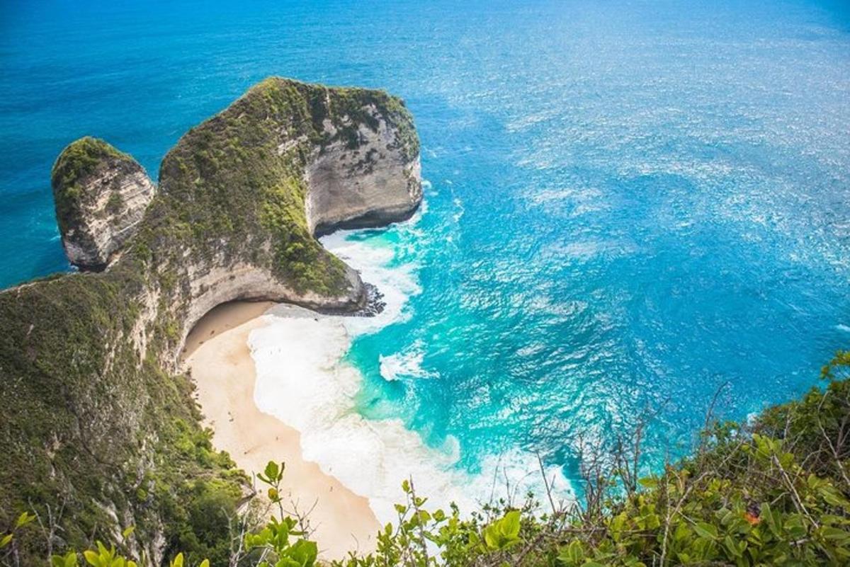 una vista aerea di una spiaggia vicino all'oceano