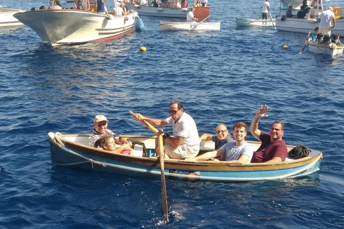 μια ομάδα ανθρώπων σε μια βάρκα στο νερό