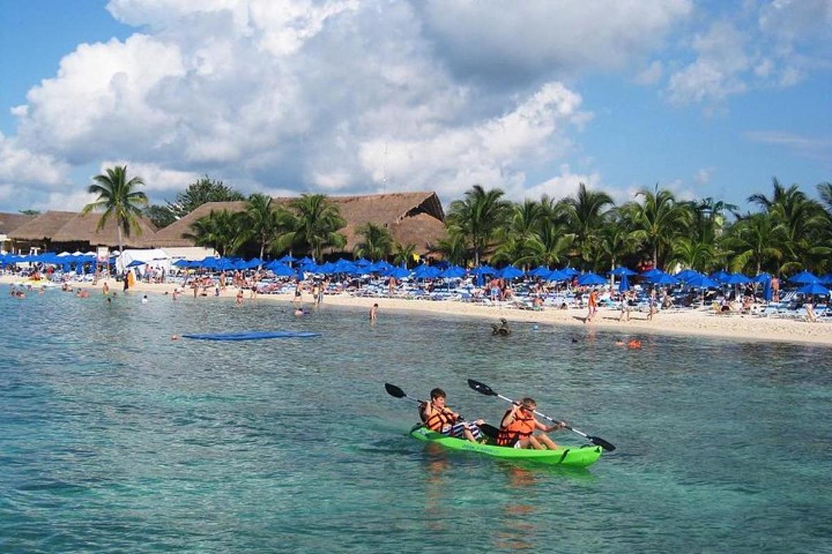 zwei Personen in einem Kajak im Wasser an einem Strand