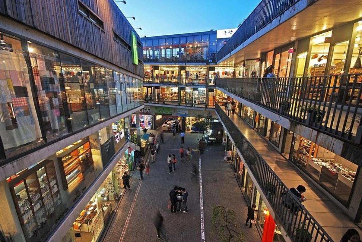 una vista dall'alto di un centro commerciale con persone al suo interno