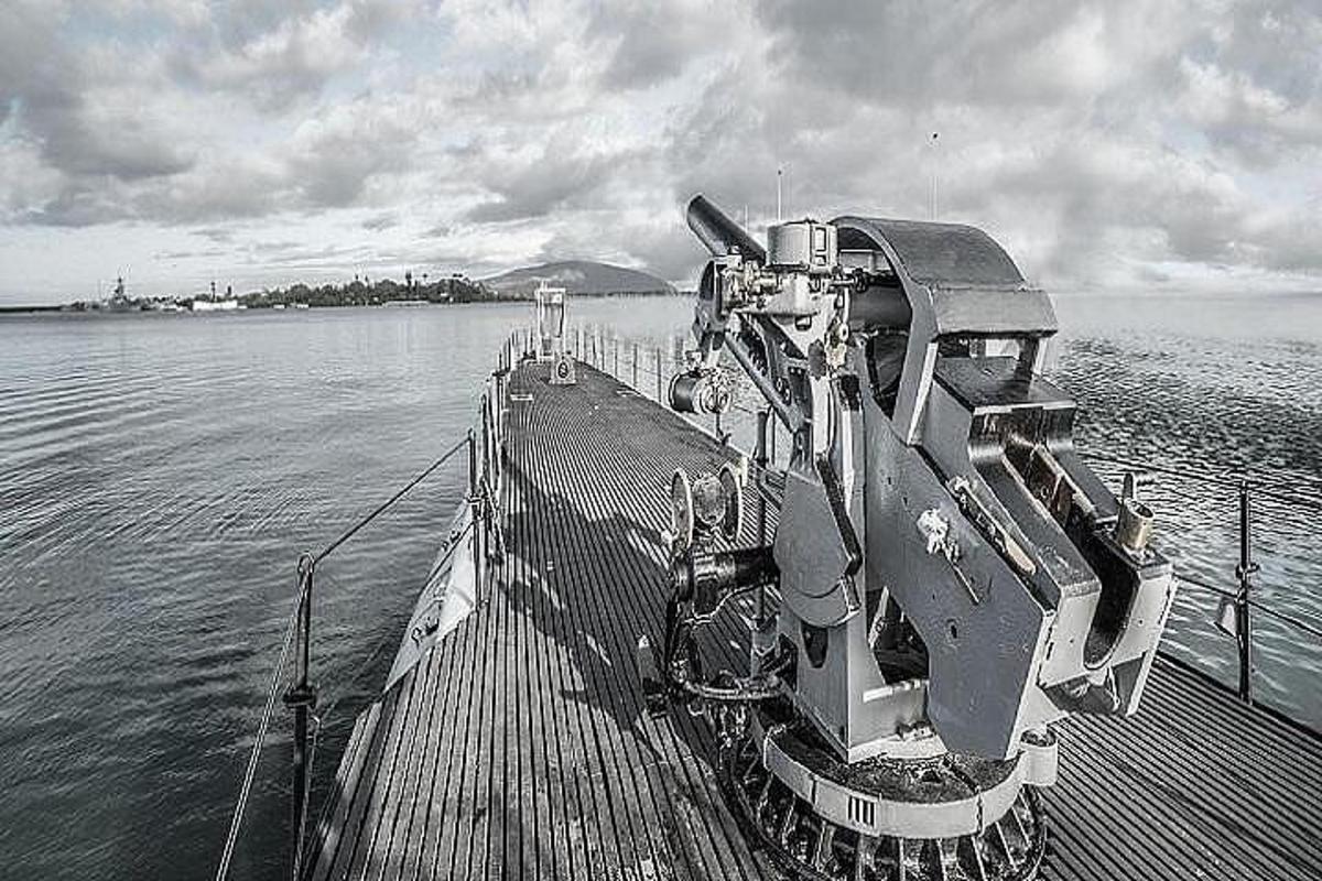 um barco está atracado em um píer na água