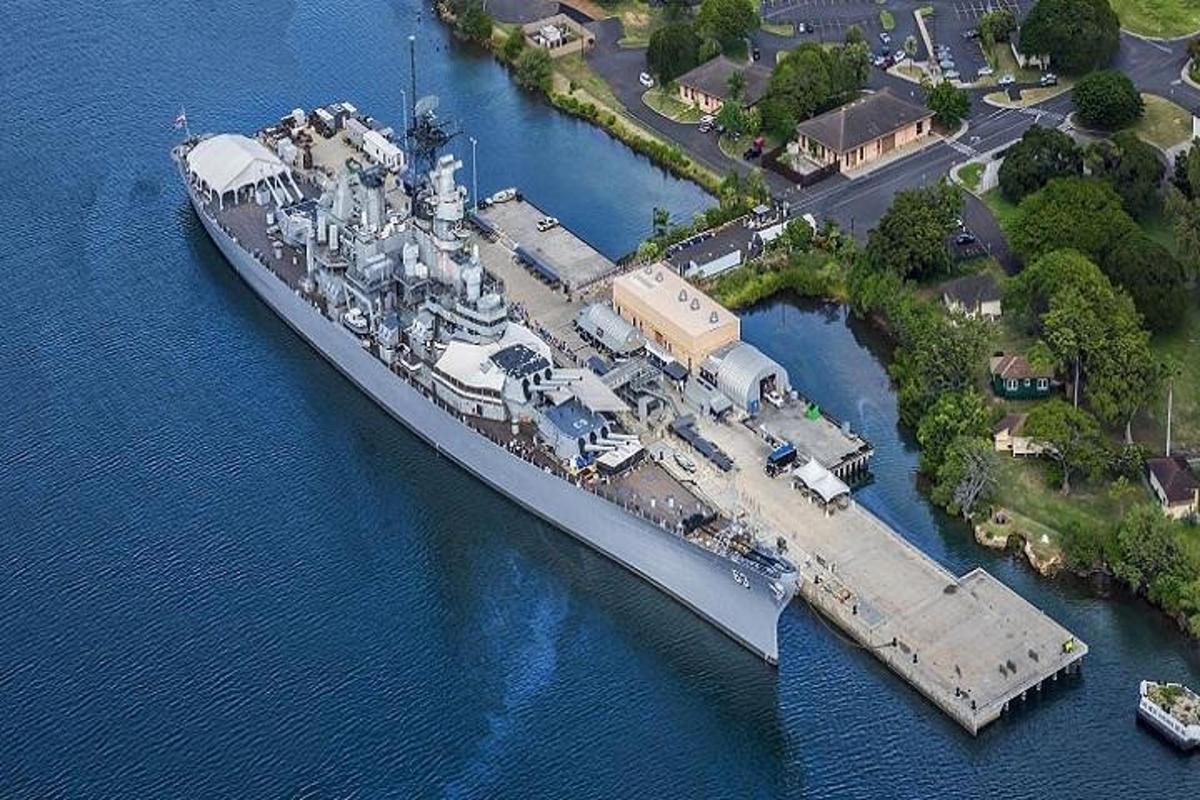 una vista aerea di una grande nave ormeggiata in acqua
