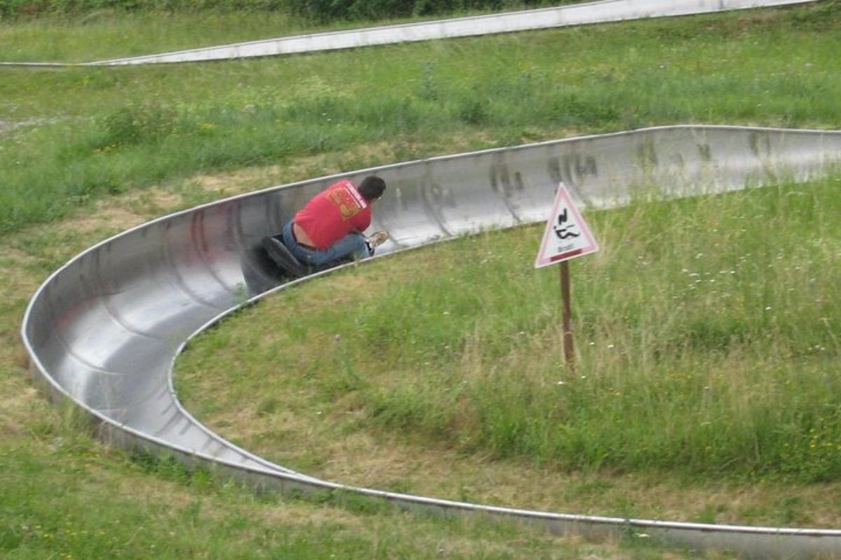 道路のカーブでバイクに乗っている男性