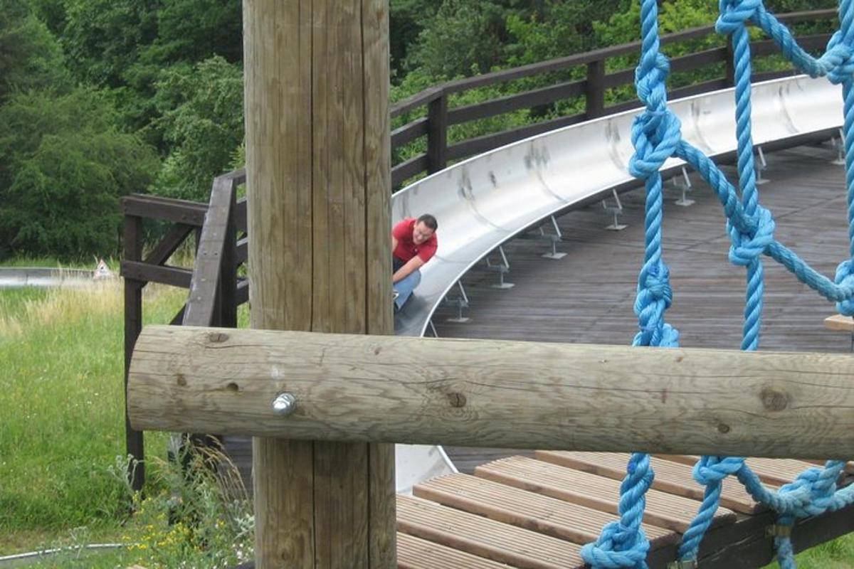 una persona seduta su un ponte con una persona su uno scivolo