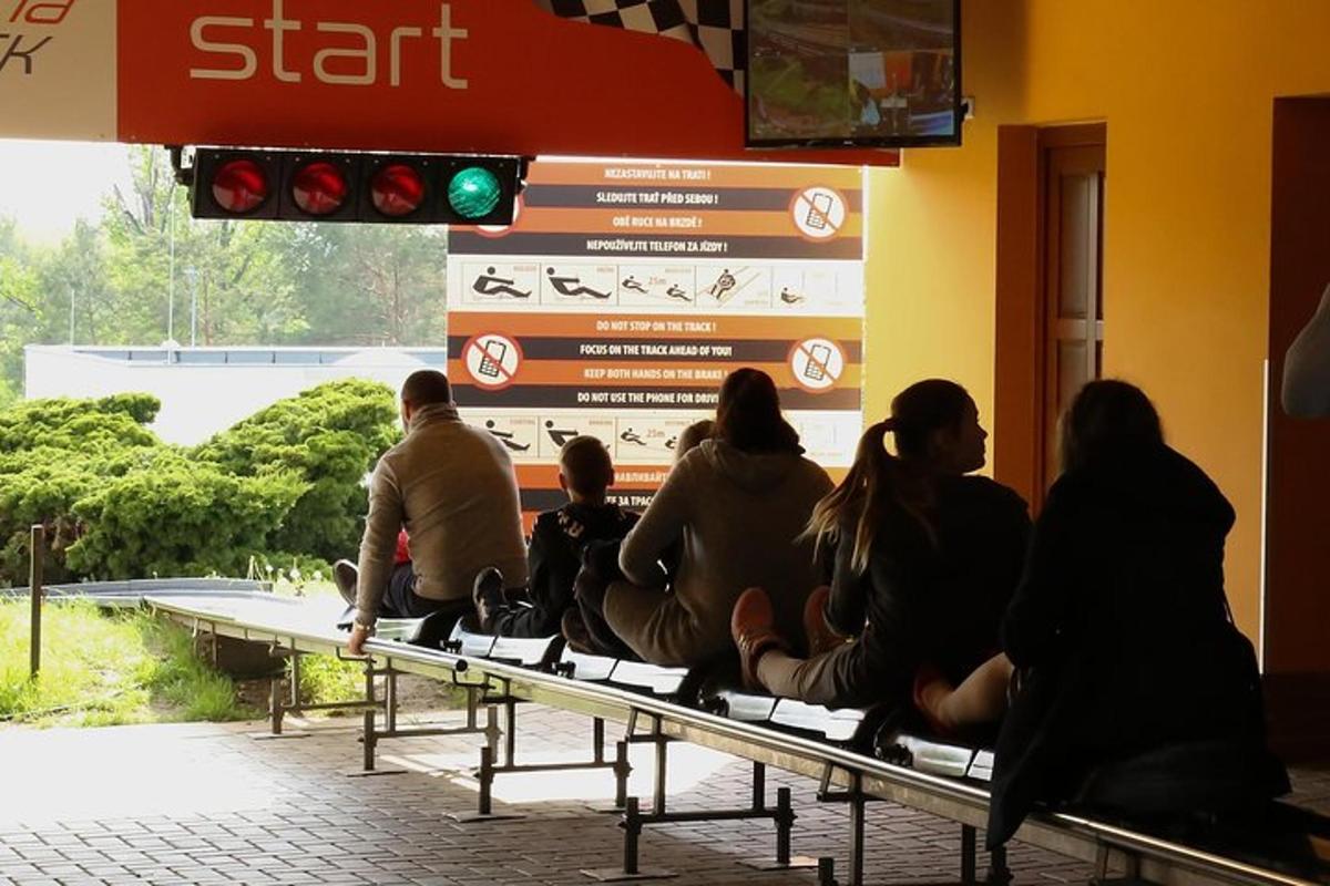 un gruppo di persone sedute su una panchina in una stazione ferroviaria