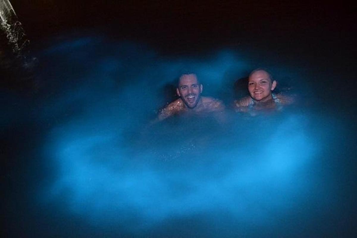 drei Männer schwimmen in einer blauen Badewanne