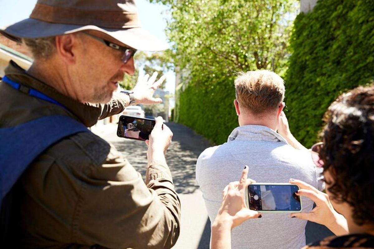 un home fent una foto d'un grup de persones amb telèfons mòbils