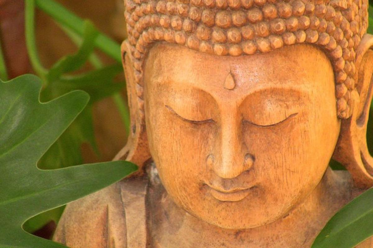 un primo piano di una statua che indossa un cappello